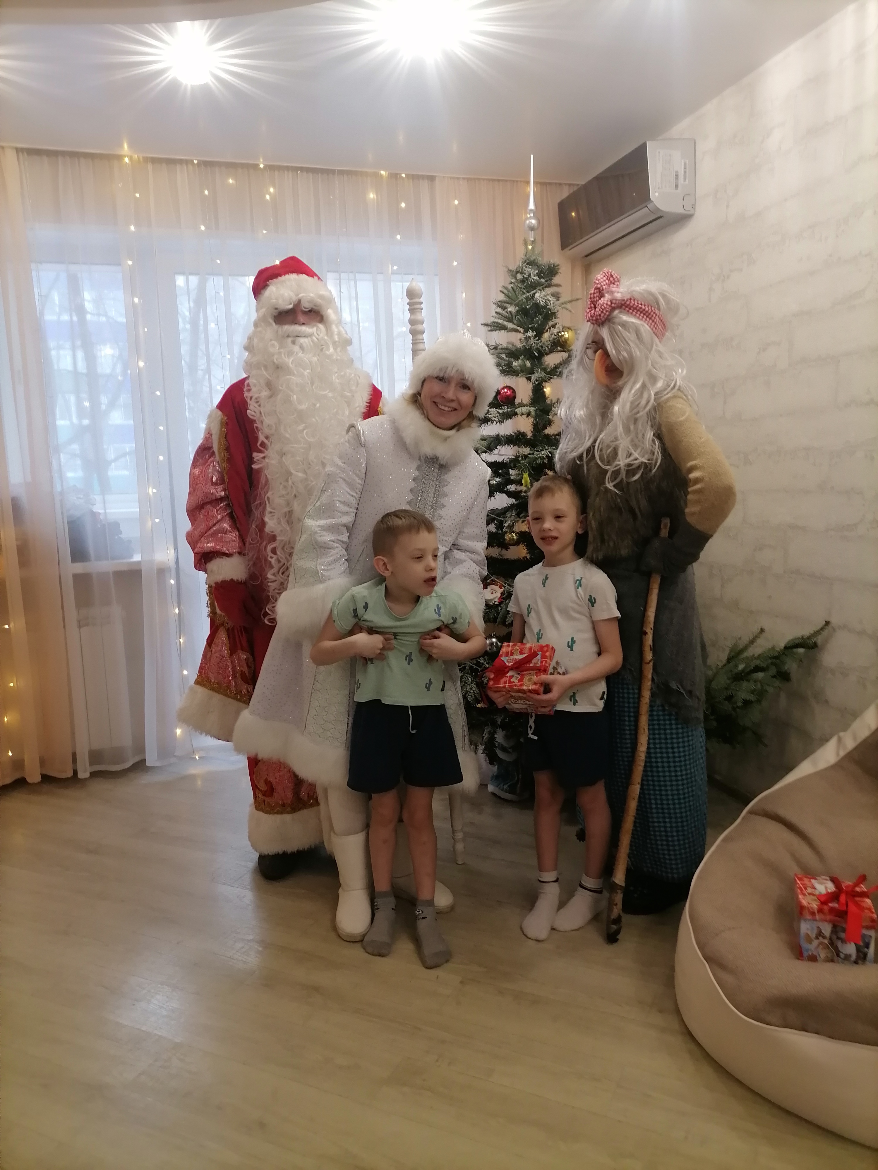Дед Мороз и Снегурочка в каждый дом 0